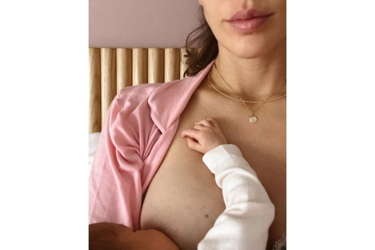 Monica Benini amamentando a filha