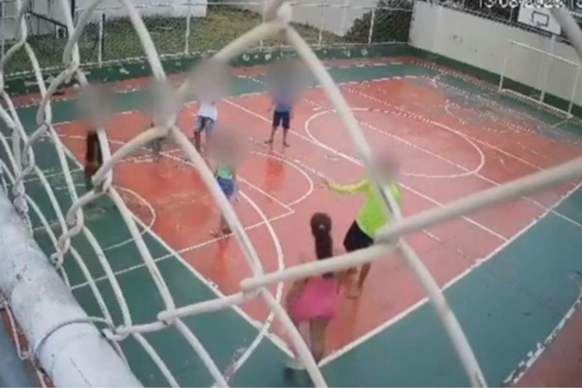 As câmeras filamaram toda ação da mulher na quadra do condomínio