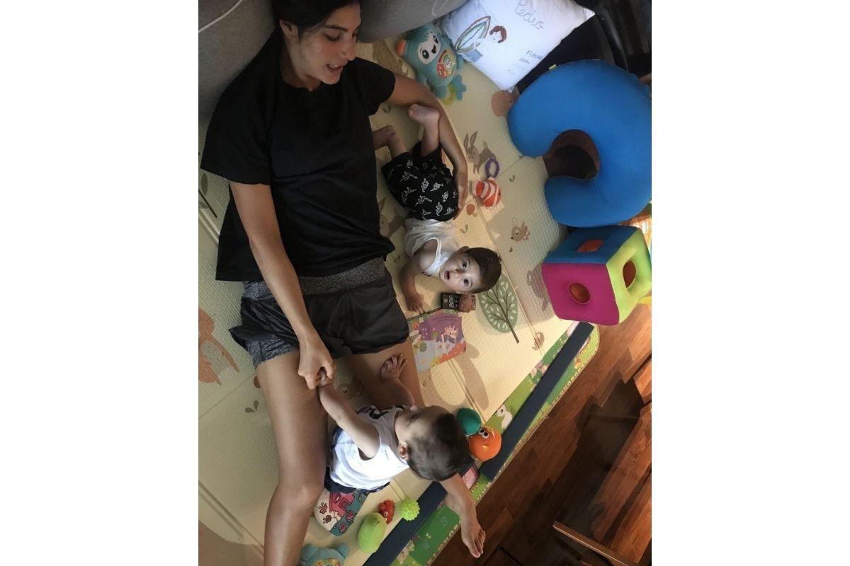 André Rizek homenageou Andreia Sadi na volta ao trabalho após a licença-maternidade