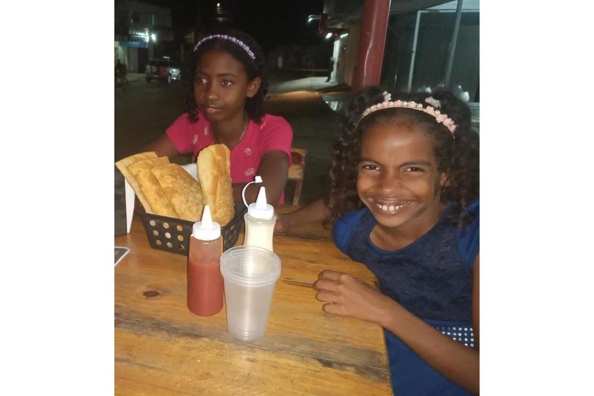 Eduarda Kemylly da Conceição Silva, de 9 anos e Ana Ketlelly da Conceição Silva, de 11 anos estavam em momento de laser com os familiares quando tudo ocorreu (Foto: Reprodução/TV Clube)