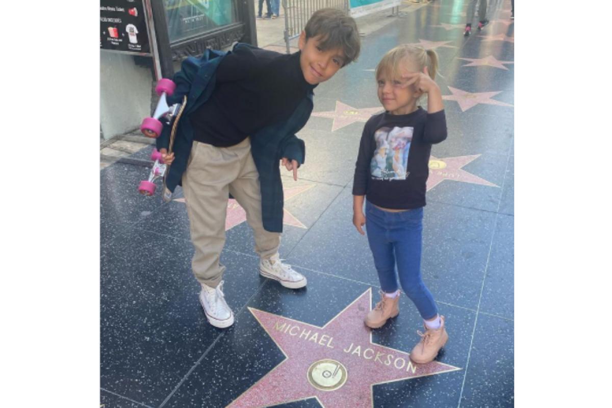Arthur e Manuela ao lado da estrela do Michael Jackson (Foto: Reprodução/Instagram @eliana)
