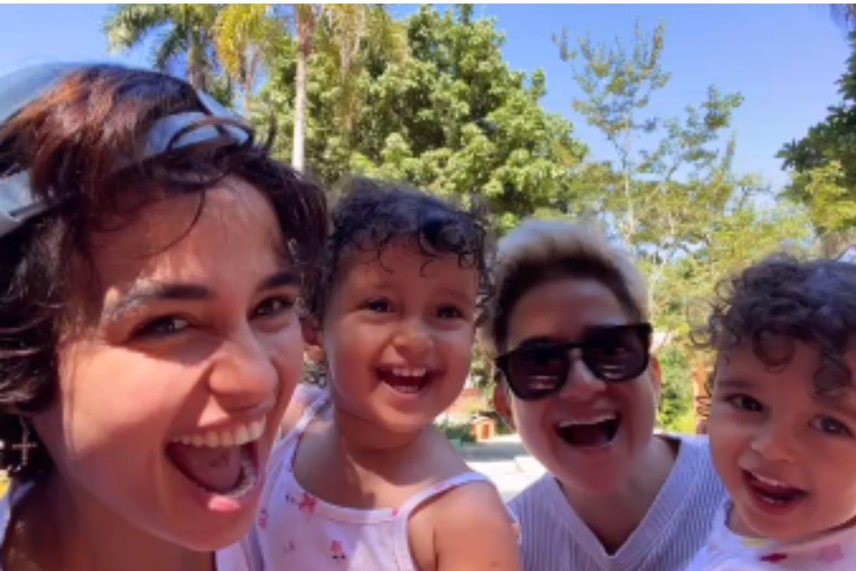 Nanda Costa com a esposa e as filhas