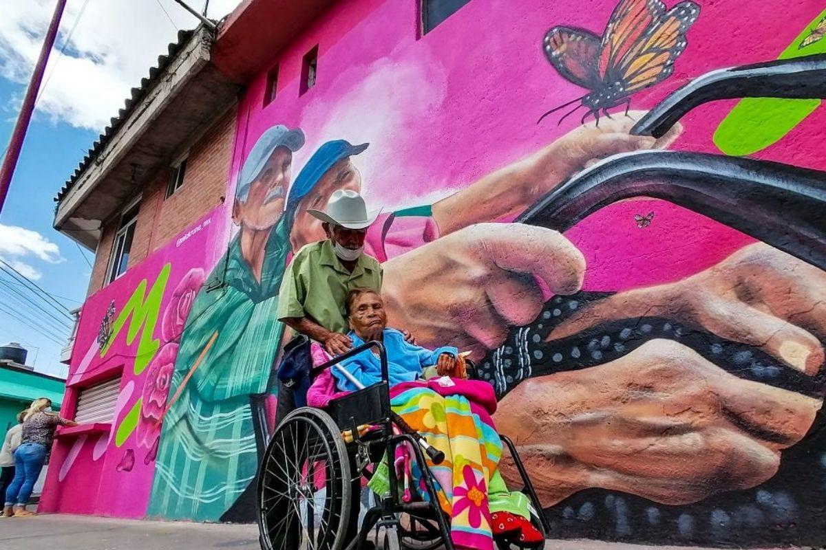 Pedro Penã tirou novas fotos com o casal junto do mural