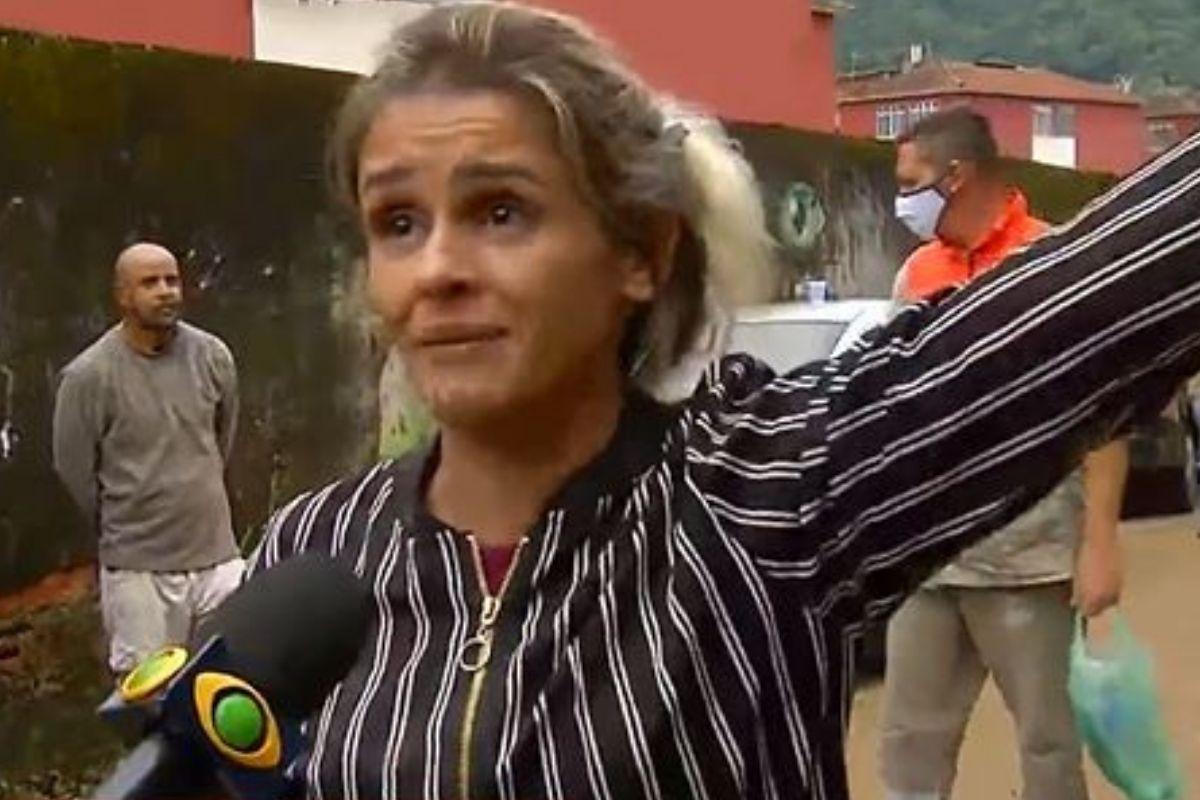 Mãe usa enxada para procurar filha desaparecida após enchente em Petrópolis