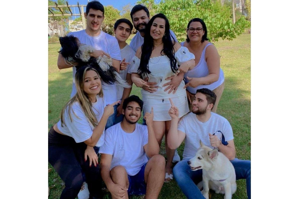 Fabíola Gadelha anunciando gravidez do terceiro filho com foto em família
