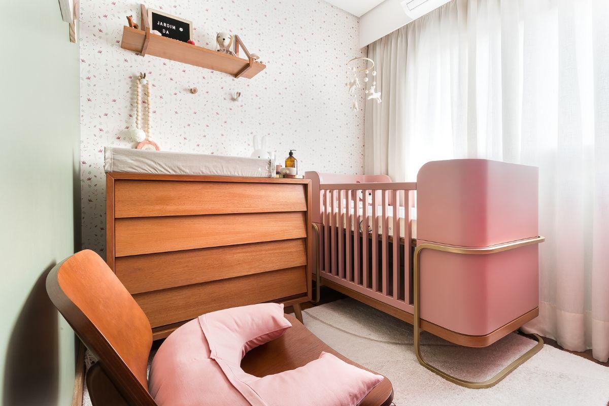 Neste quarto de bebê feminino, tons de rosa e cru são intercalados com elementos florais