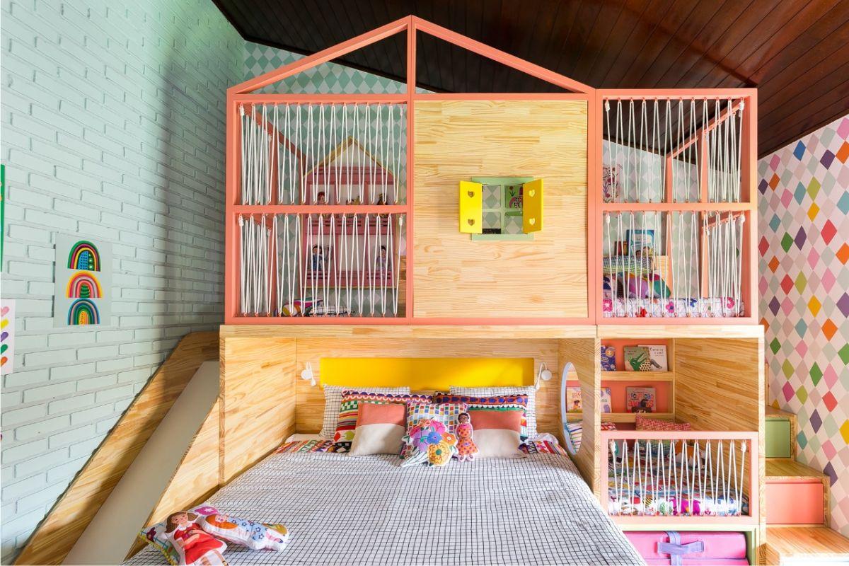O quarto da família no sítio da Taciele Alcolea precisava comportar o casal e as duas filhas, além de ser colorido e com carinha de casa de campo