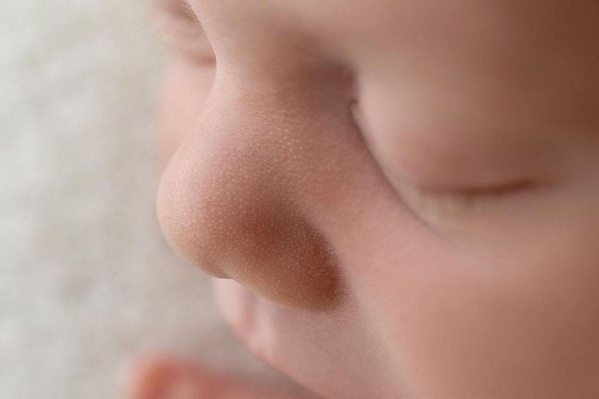 Aproveitar a delicadeza do recém-nascido para registrar os detalhes dele geram fotos de ouro no ensaio newborn