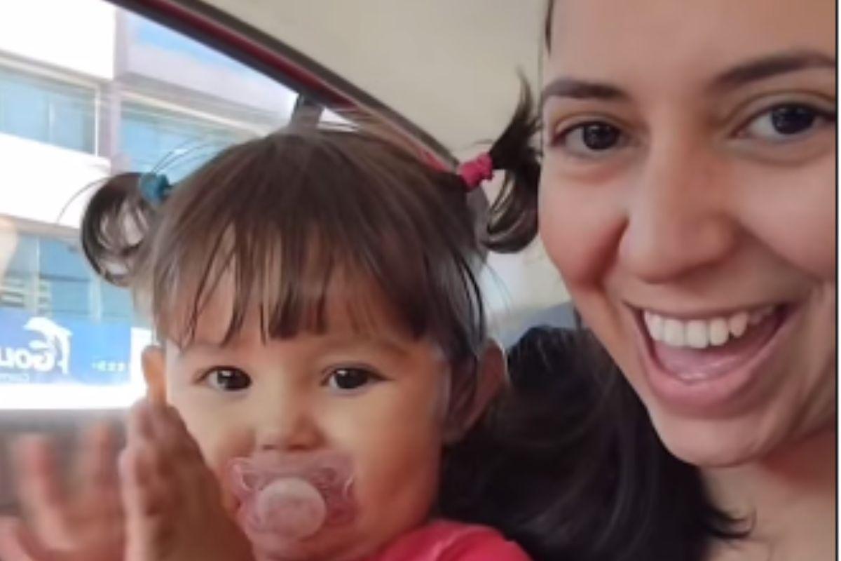 Bebê de 1 ano aprende sinais de libras com a mãe e impressiona