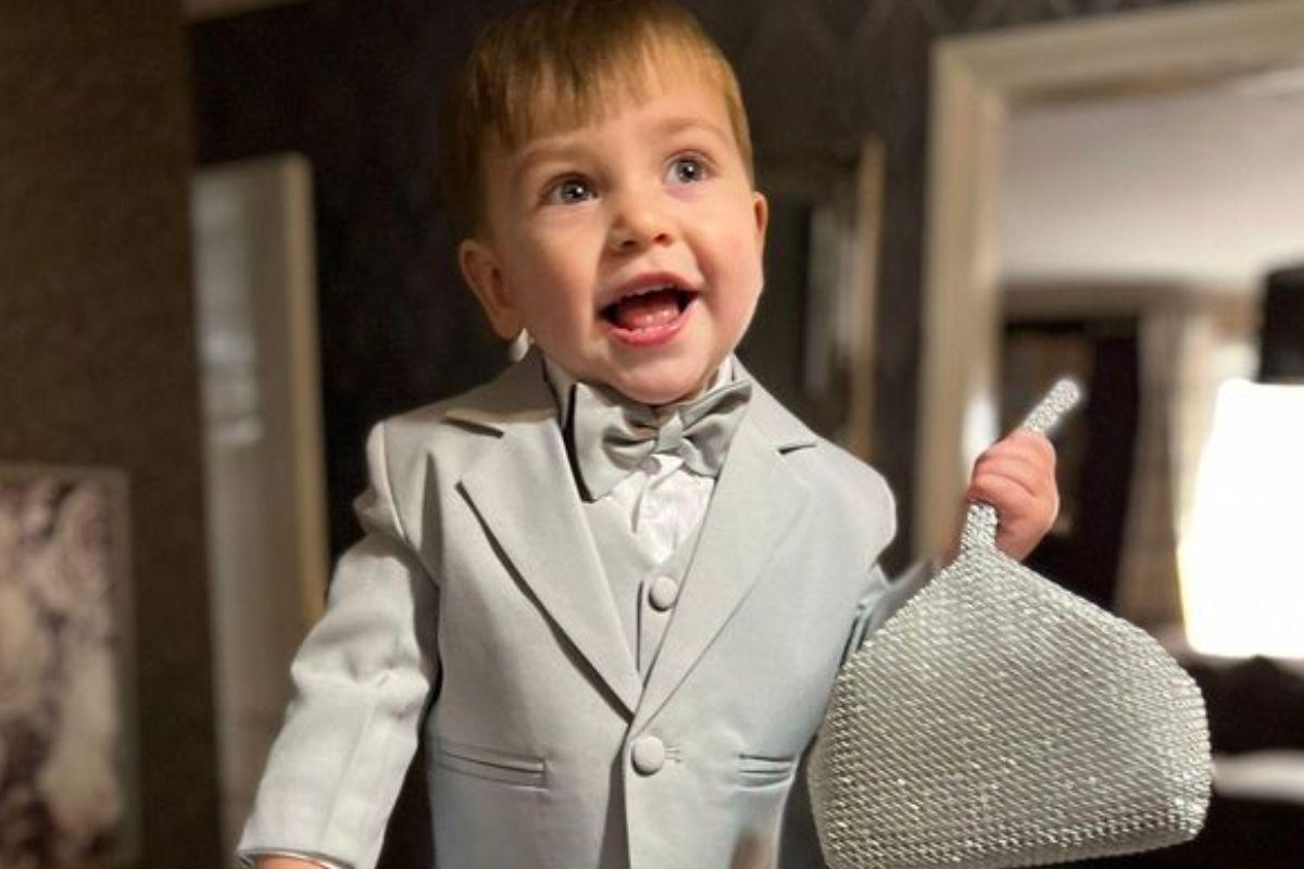 A mãe levou o filho para o baile após não achar alguém para cuidar dele