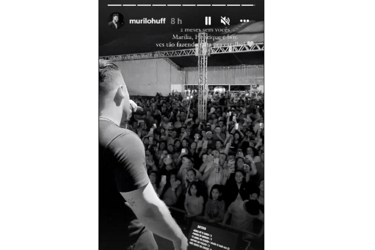 Murilo Huff cantando um dos sucessos de Marília, em homenagem a cantora que partiu há dois meses