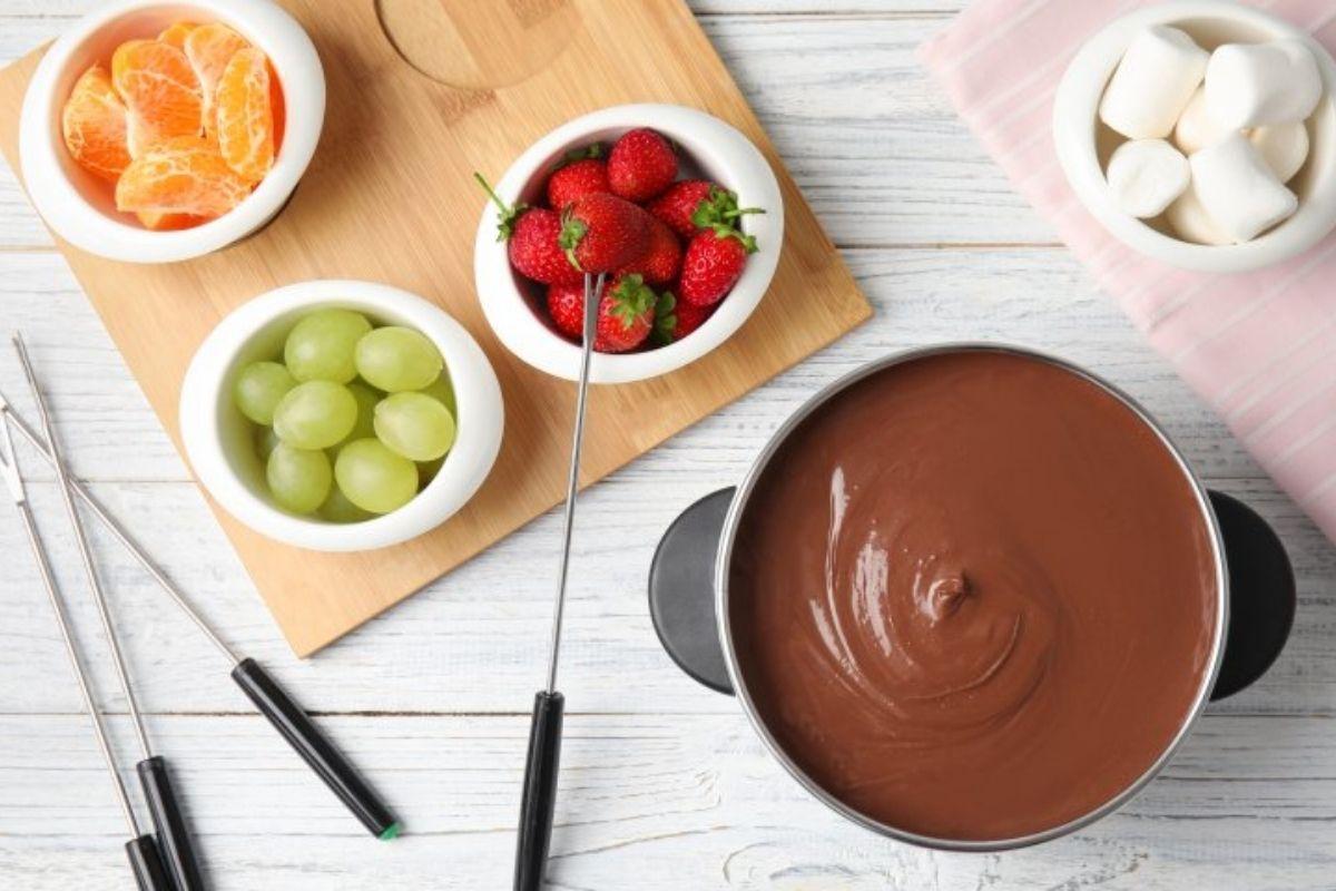 Fondue de Chocolate é a melhor opção de sobremesa para comer durante o inverno