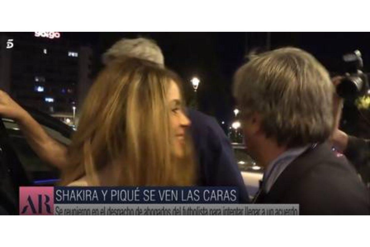 Shakira se despedindo de advogados de Piqué