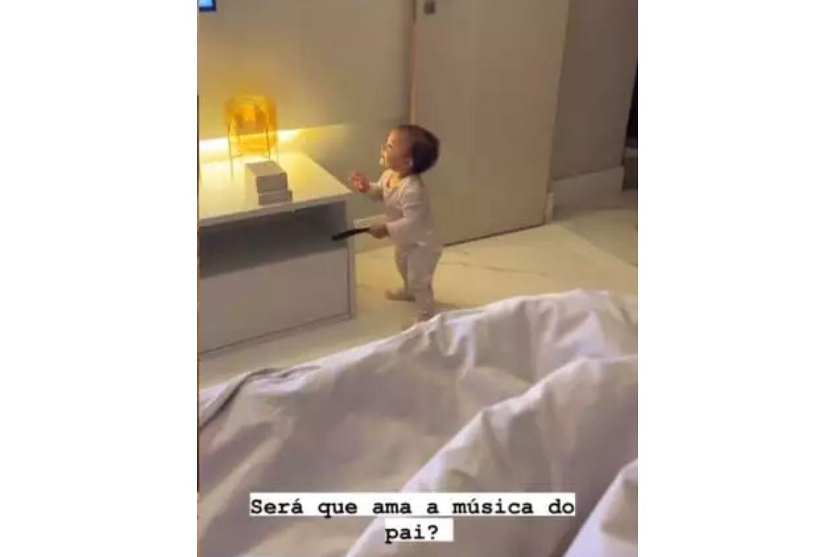 Os registros mostram Liz andando pela casa