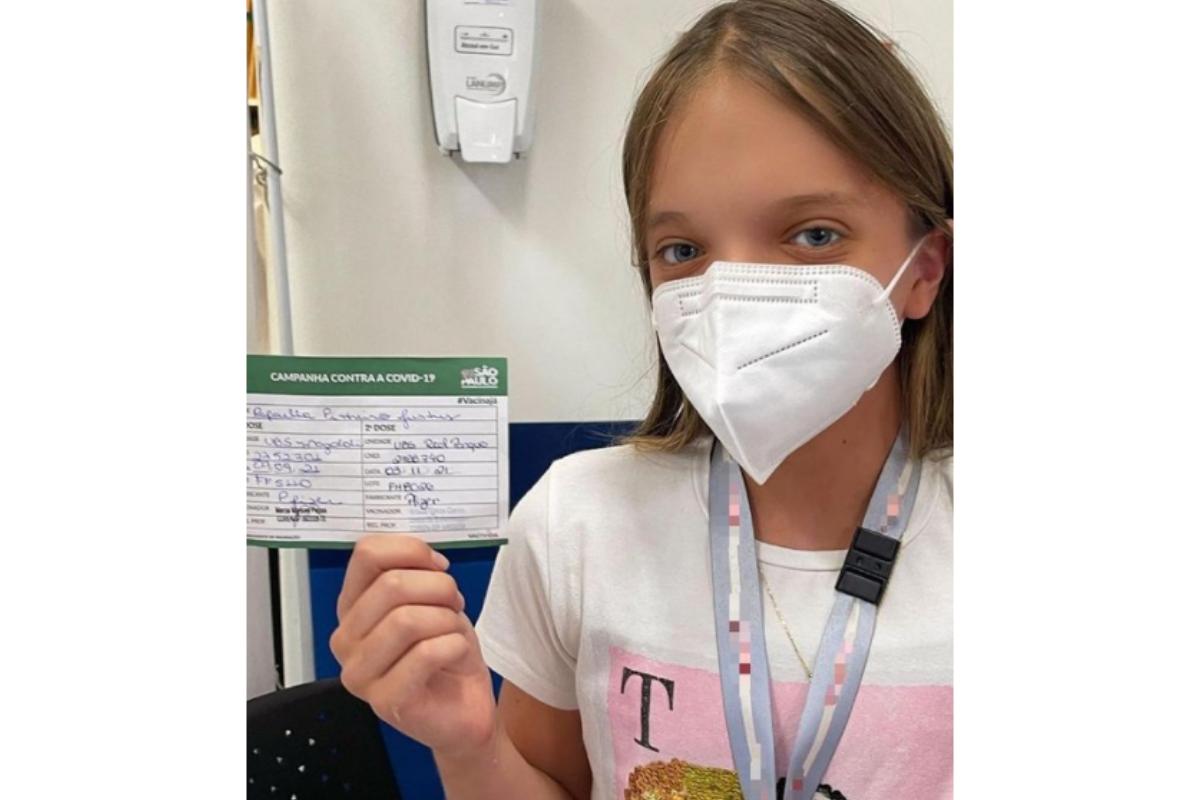 Rafaella Justus recebe segunda dose da vacina contra a Covid-19