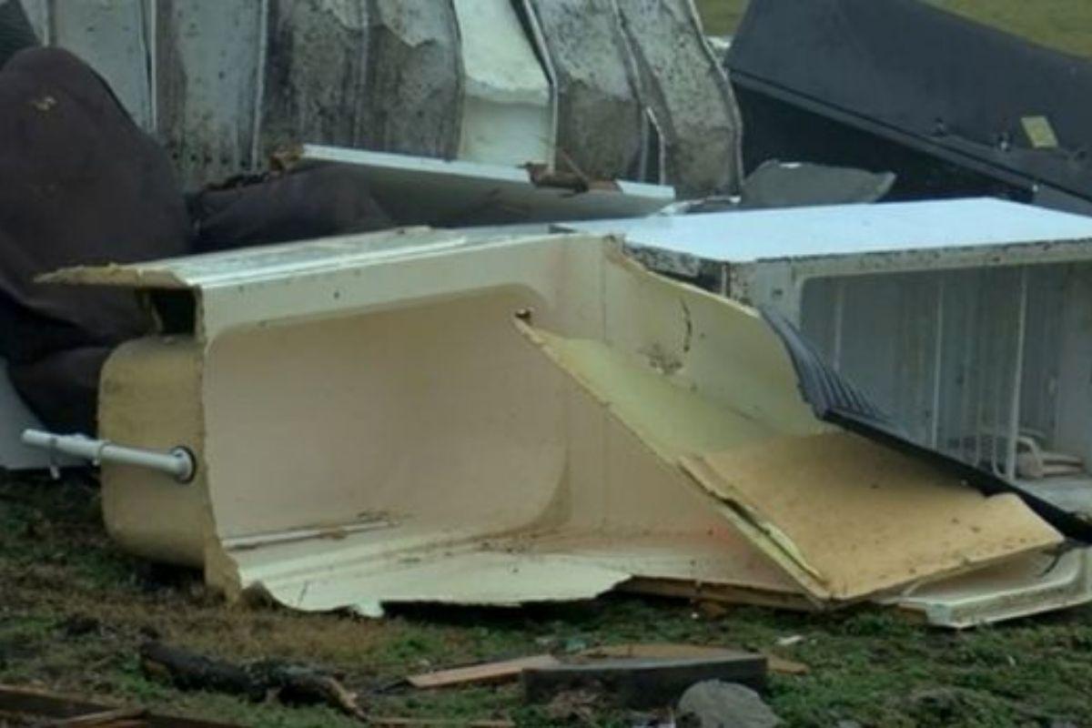A banheira onde estavam Dallas e Kaden não foi completamente destruída
