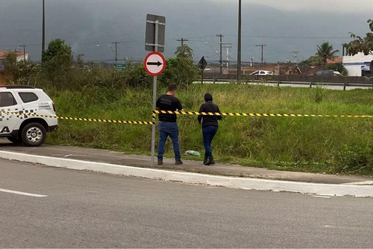 O corpo do bebê foi encontrado por um homem que trabalha perto do local