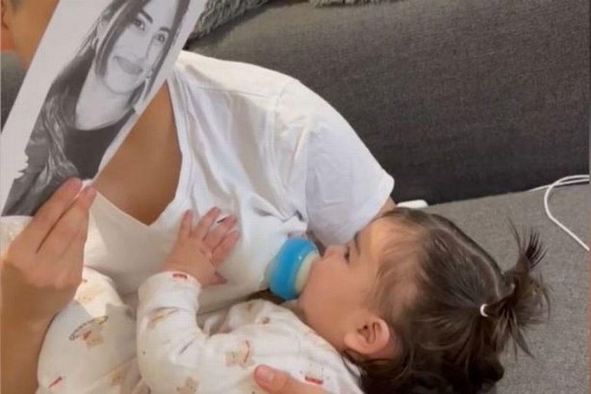 O pai colocou uma foto da mãe no rosto e colocou a mamadeira no peito
