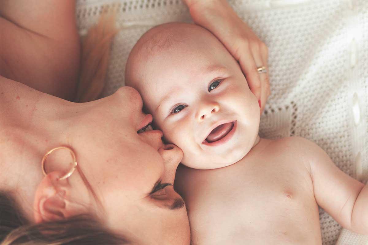 No dicionário, a palavra "mãe" aparece atrelada à qualidade de generosidade e origem de tudo. Não é para menos!