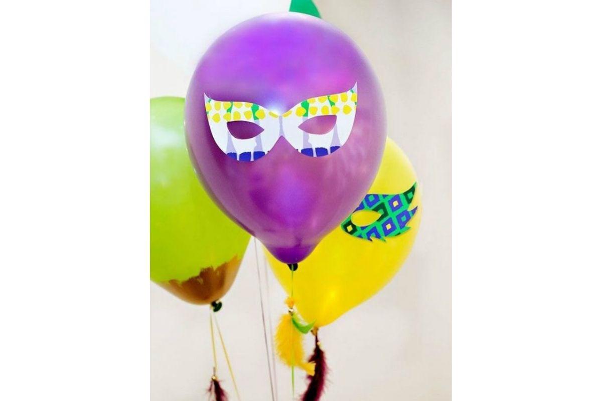 Você vai deixar seus balões muito mais divertidos colocando máscaras e outros itens de carnaval