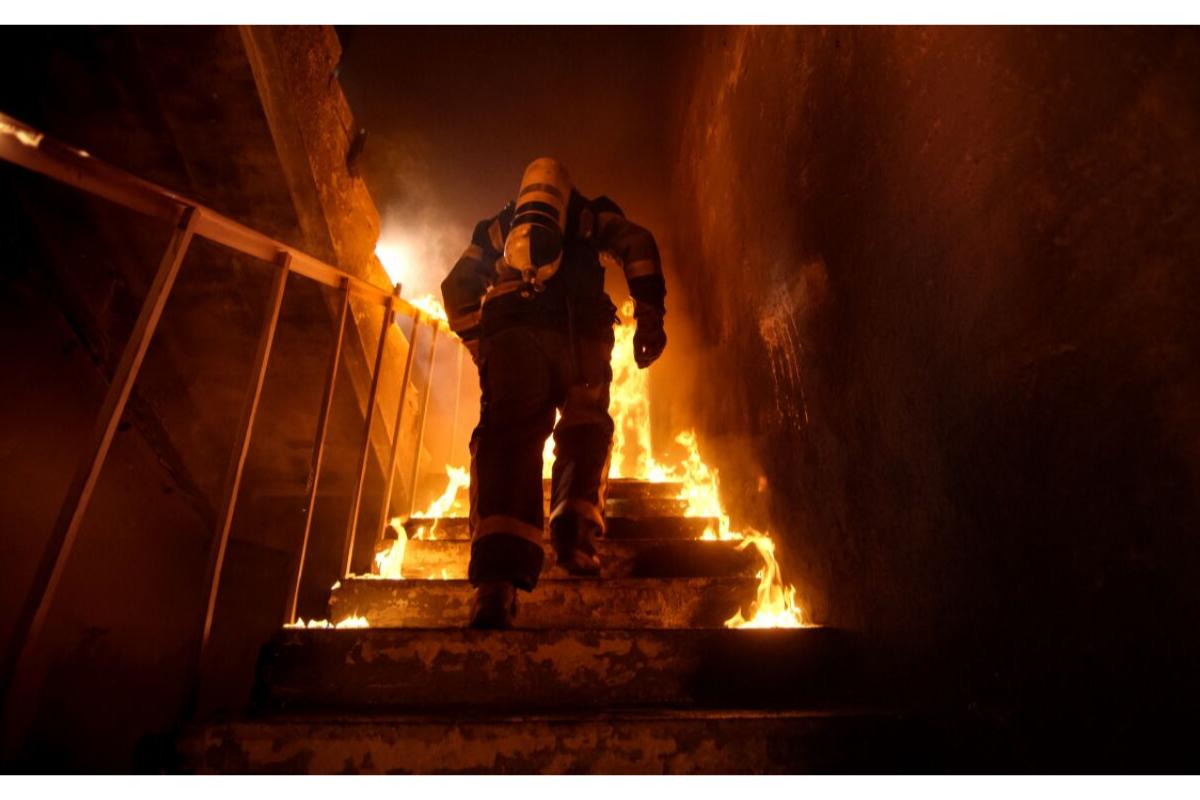 Os bombeiros conseguiram salvar o adolescente e duas crianças antes do fogo se alastrar