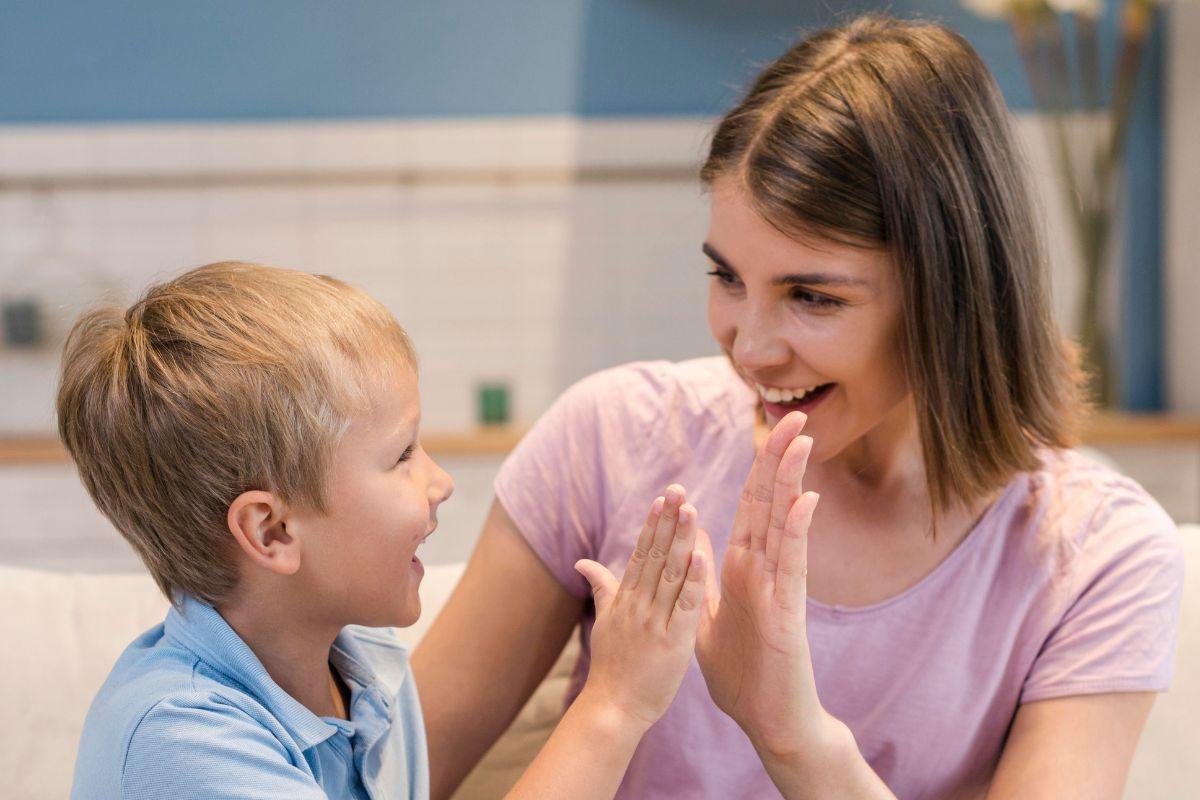 Mãe conversando com filho