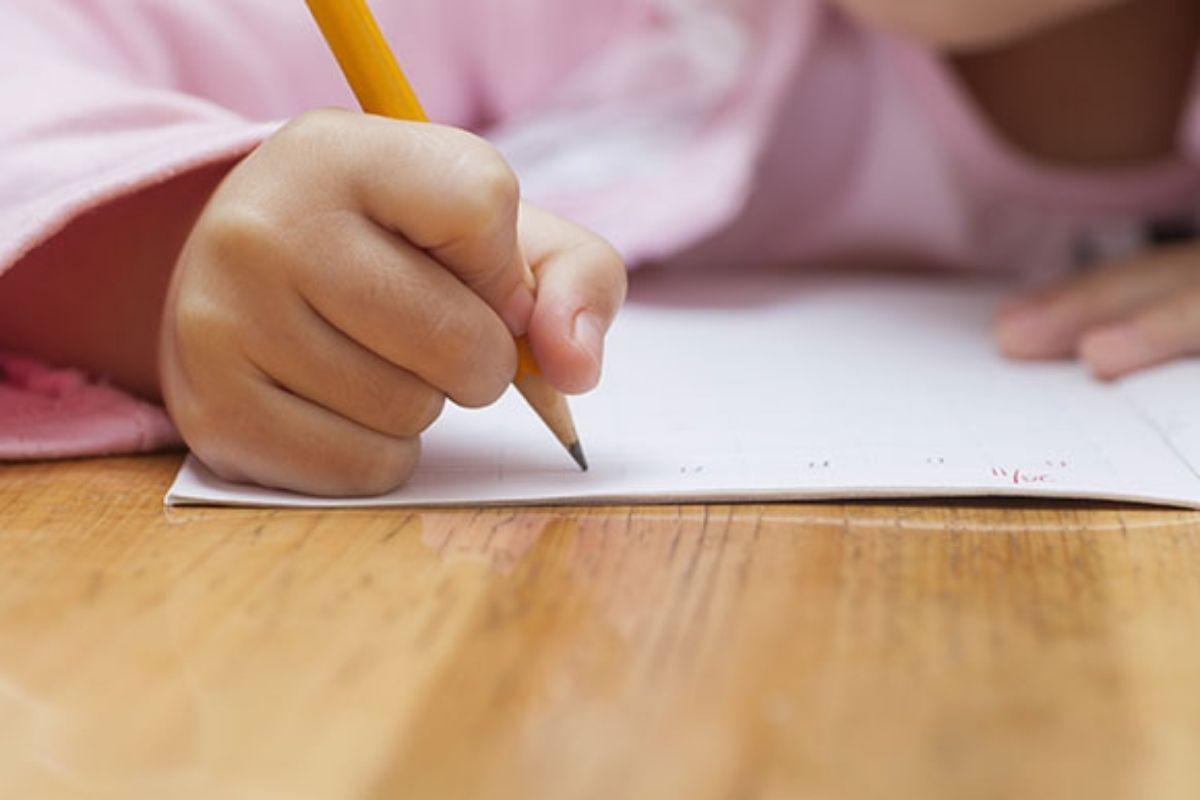 Mãe fica furiosa com dever de casa da filha e divide opiniões: “É inapropriado”