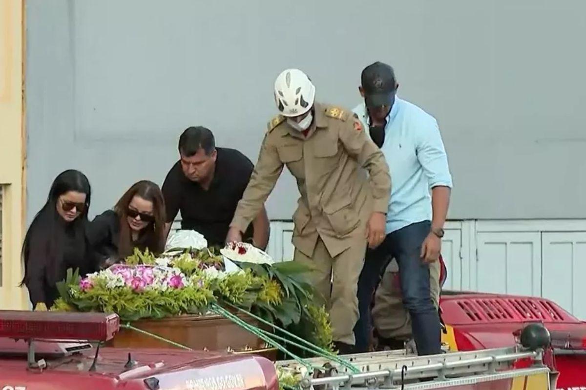 As duplas Maiara e Maraísa e Henrique e Juliano acompanharam o cortejo