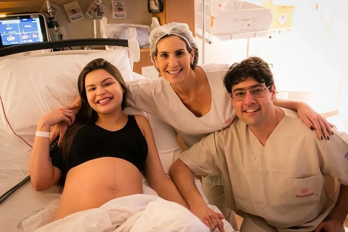 Casal e médico no hospital após parto