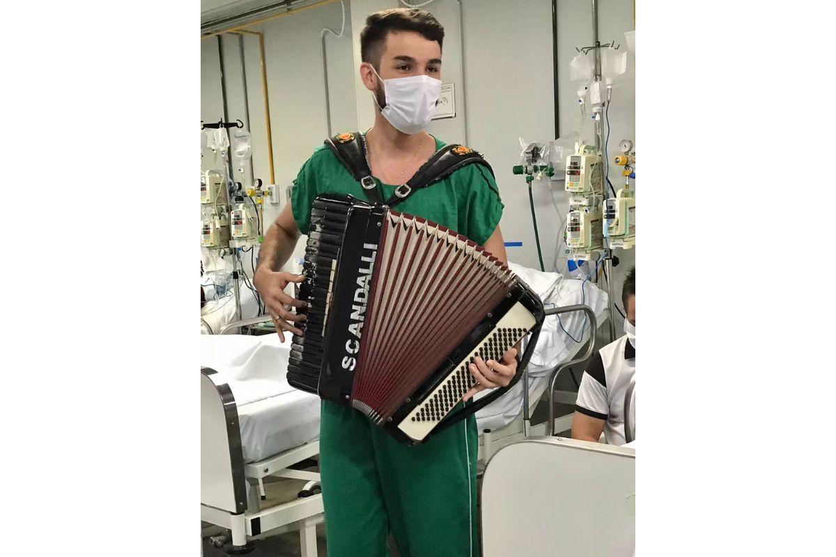 Jovem estudante de medicina toca sanfona em UPA e anima pacientes internados
