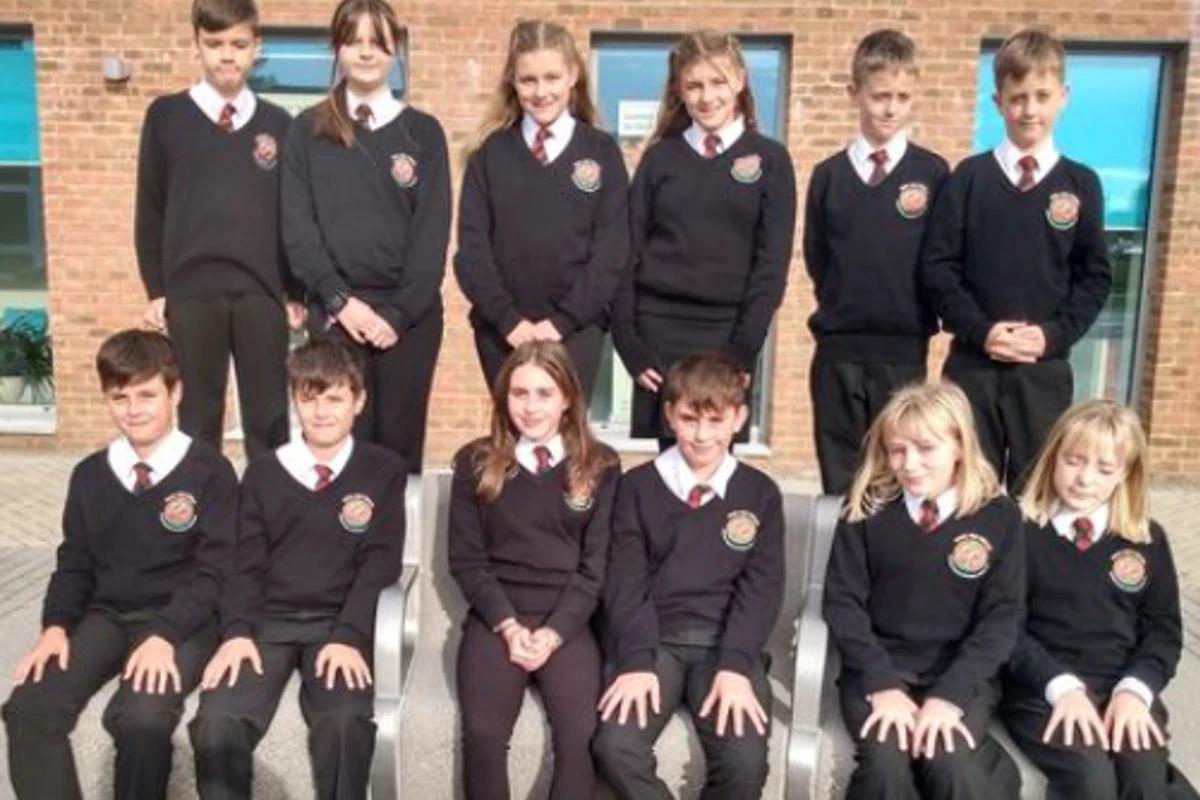 Seis pares de gêmeos tiram foto com uniforme escolar
