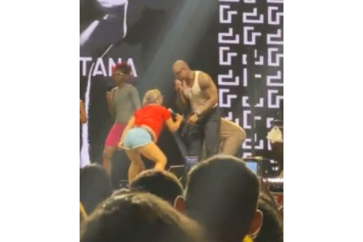 Léo Santana com fã durante show