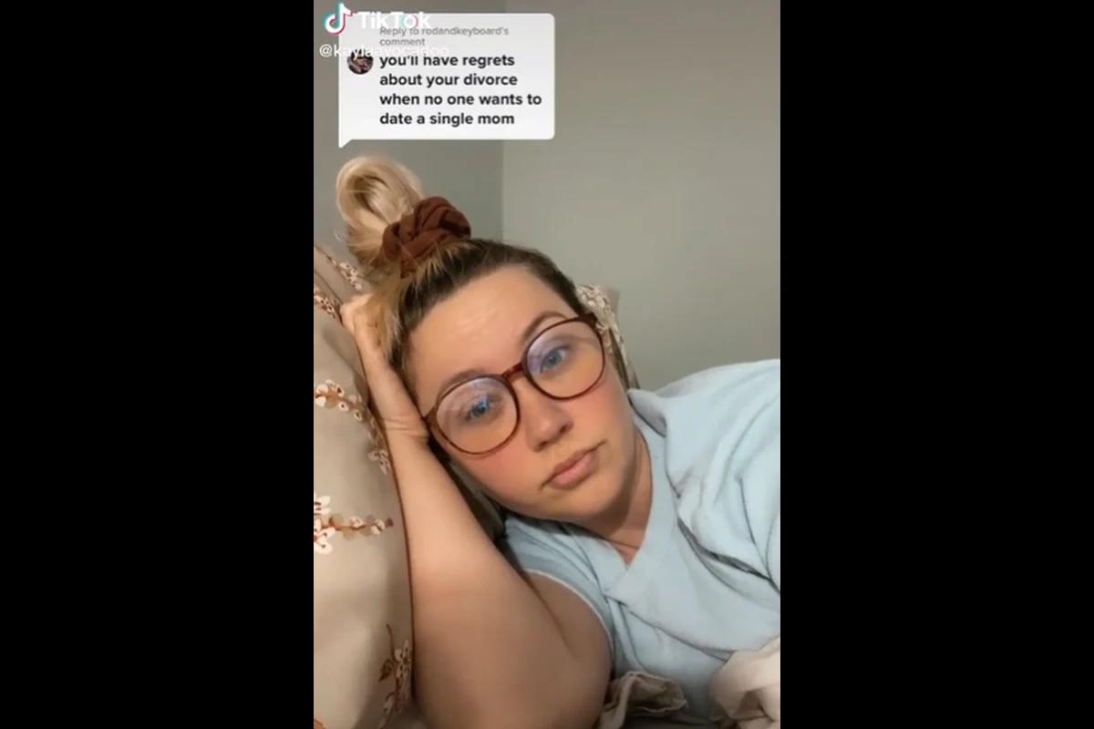 mulher triste deitada