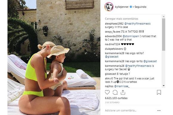 Kylie Jenner e sua filha Stormi são exemplos de estilo na internet (Foto: Reprodução/ Instagram @kyliejenner)
