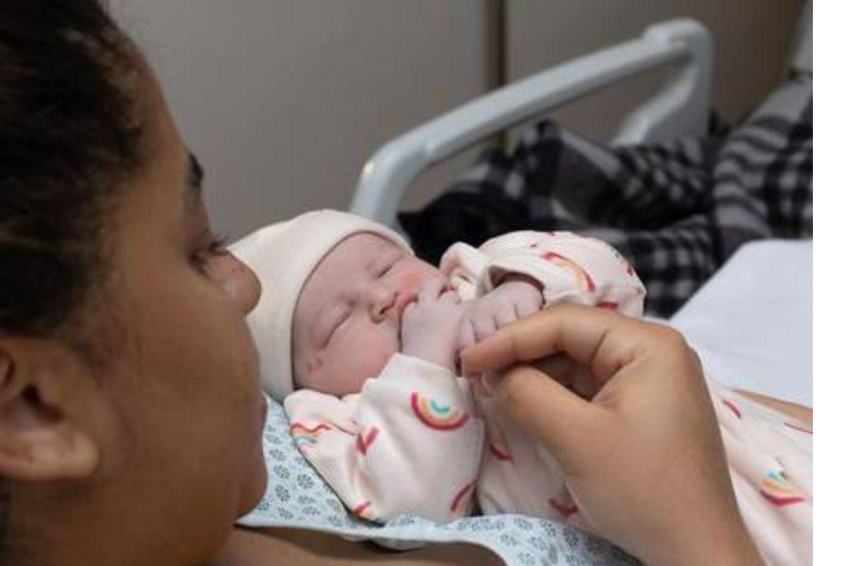 MC Loma posta as primeiras fotos da filha