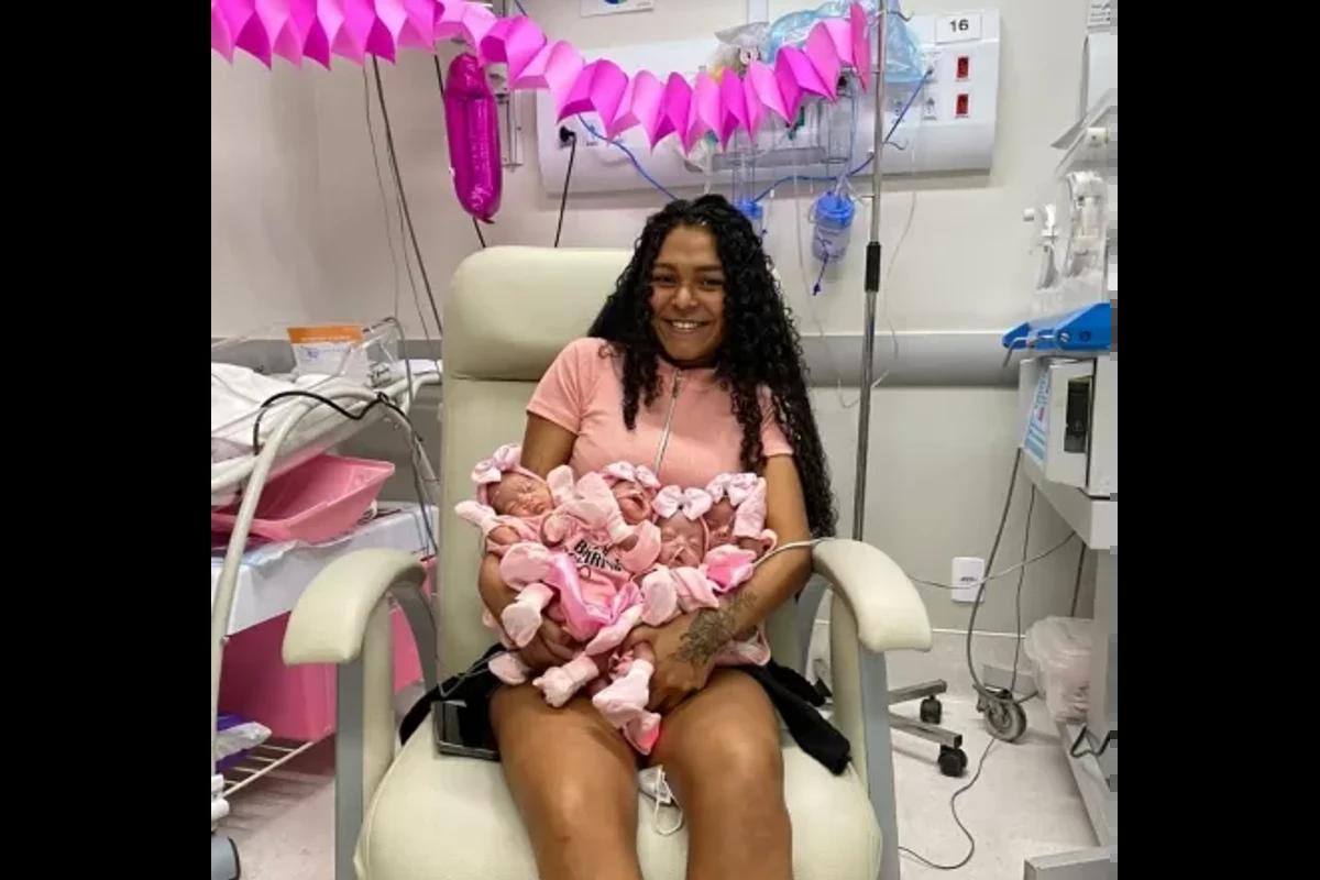 Mulher com quatro bebês no hospital