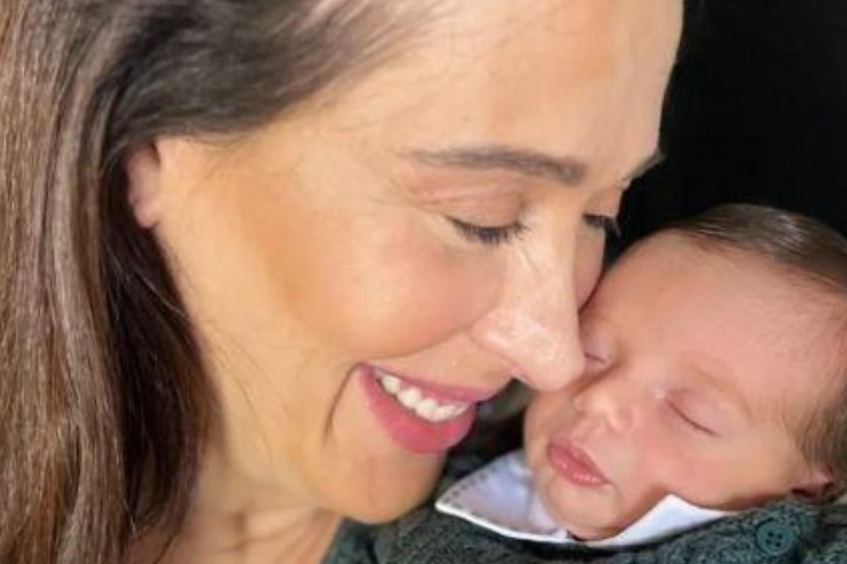 Claudia Raia posa para foto com o filho caçula Luca