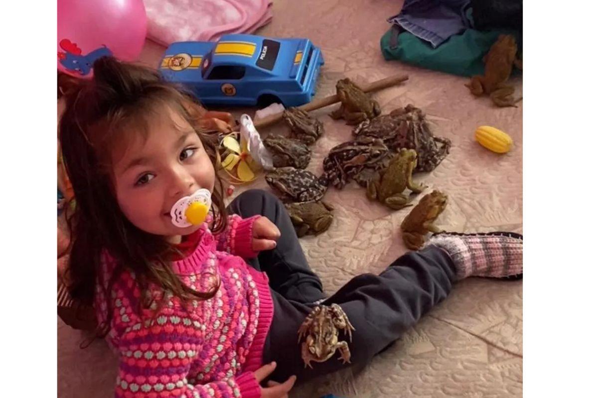 Menina viraliza ao aparecer brincando com sapos (Foto:Reprodução/G1)