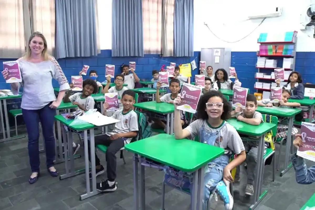 Professora incentiva alunos ao criar figurinhas inspiradas na Copa do Mundo com rosto deles