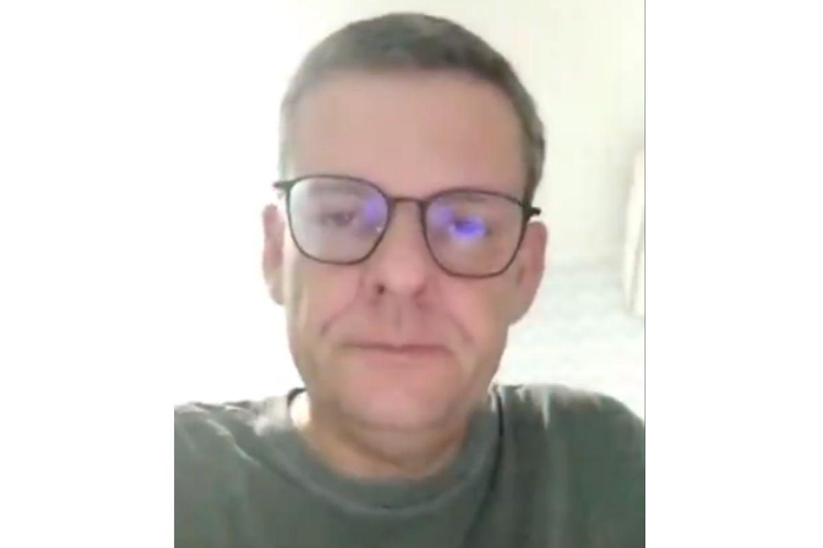 O pai desabafou após ver o filho de sete anos desesperado
