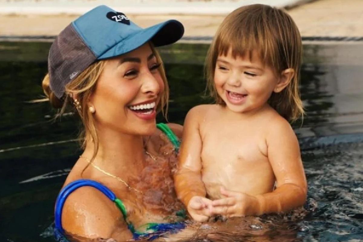 Sabrina Sato e Zoe em seu colo dentro de uma piscina
