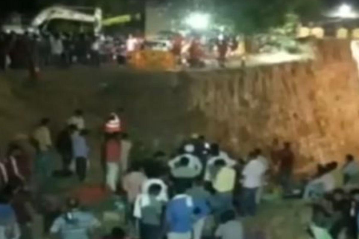 A equipe de resgate está trabalhando há 4 dias para salvar o menino que caiu em poço com cobras e escorpiões
