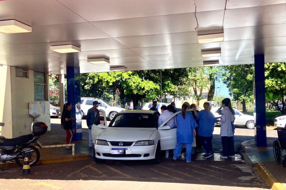 Carro na frente do hospital