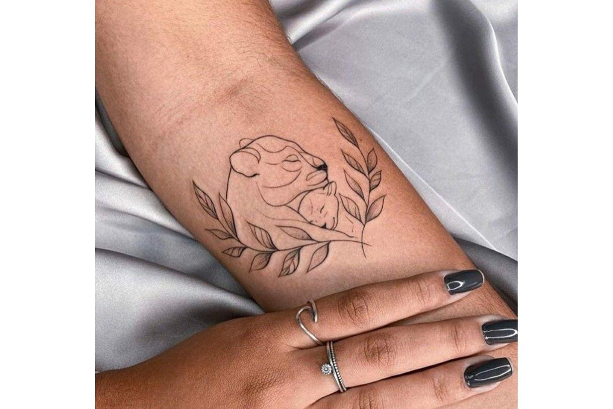 Tatuagem para filho com desenho de leoa e filhote