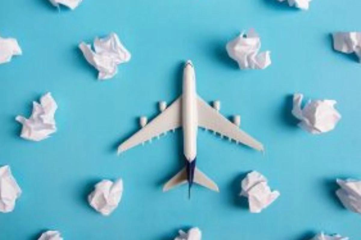 Avião com fundo azul