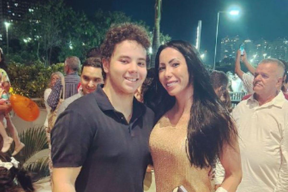 Michele com o filho fruto do relacionamento com Ronaldo Fenômeno