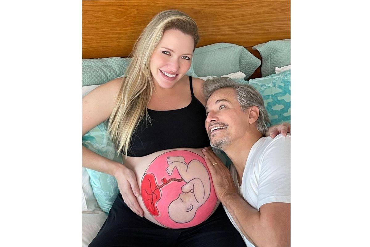 Arte feita na barriga grávida de Karin