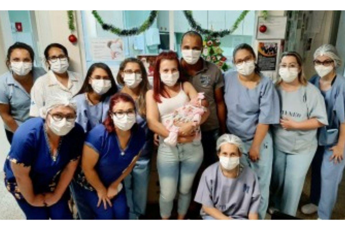 Bebê que chegou a pesar 395 gramas recebe alta hospitalar