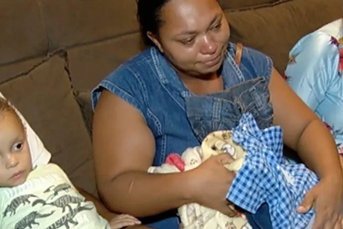 Família chorando após morte de bebê
