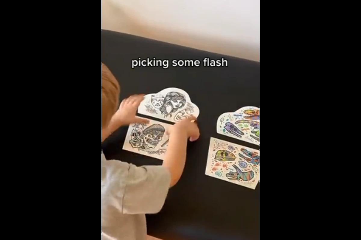 Criança e desenhos na mesa
